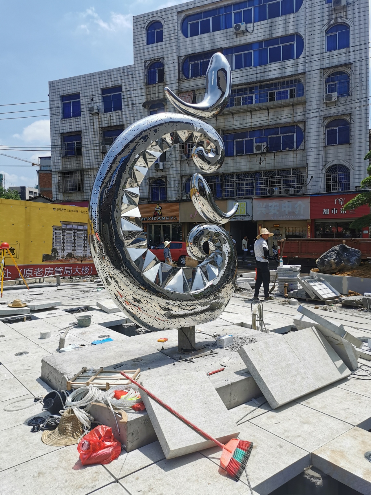 特色抽象魚(yú)形鏡面不銹鋼雕塑